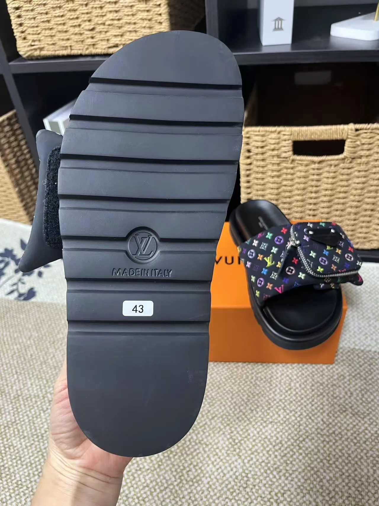 P380 yuan LV Louis Vuitton Full of high-end feel! A popular model among bloggers at home and abroad, it’s retro and fashionable, and looks stunning on your feet! Mainly recommended model on the official website★ ━━━━━ ЅᏇєєt ━━━━━ ▪️Upper: original calfskin ➕5D printing process ▪️Inner: imported mixed sheepskin ▪️Outsole: original molded foam outsole ▪️Size: Female 35-40 Men's 39-44 (women's 41 men's 45)
